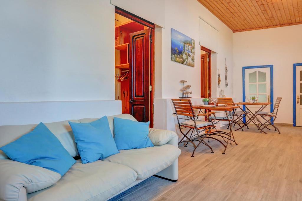 La Casa del Capitán - living-room-dining-area-wood-ceiling